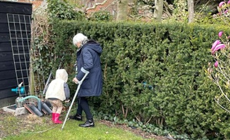 bij het opmeten van de tuin vroeg ik mijn kleindochter om hulp